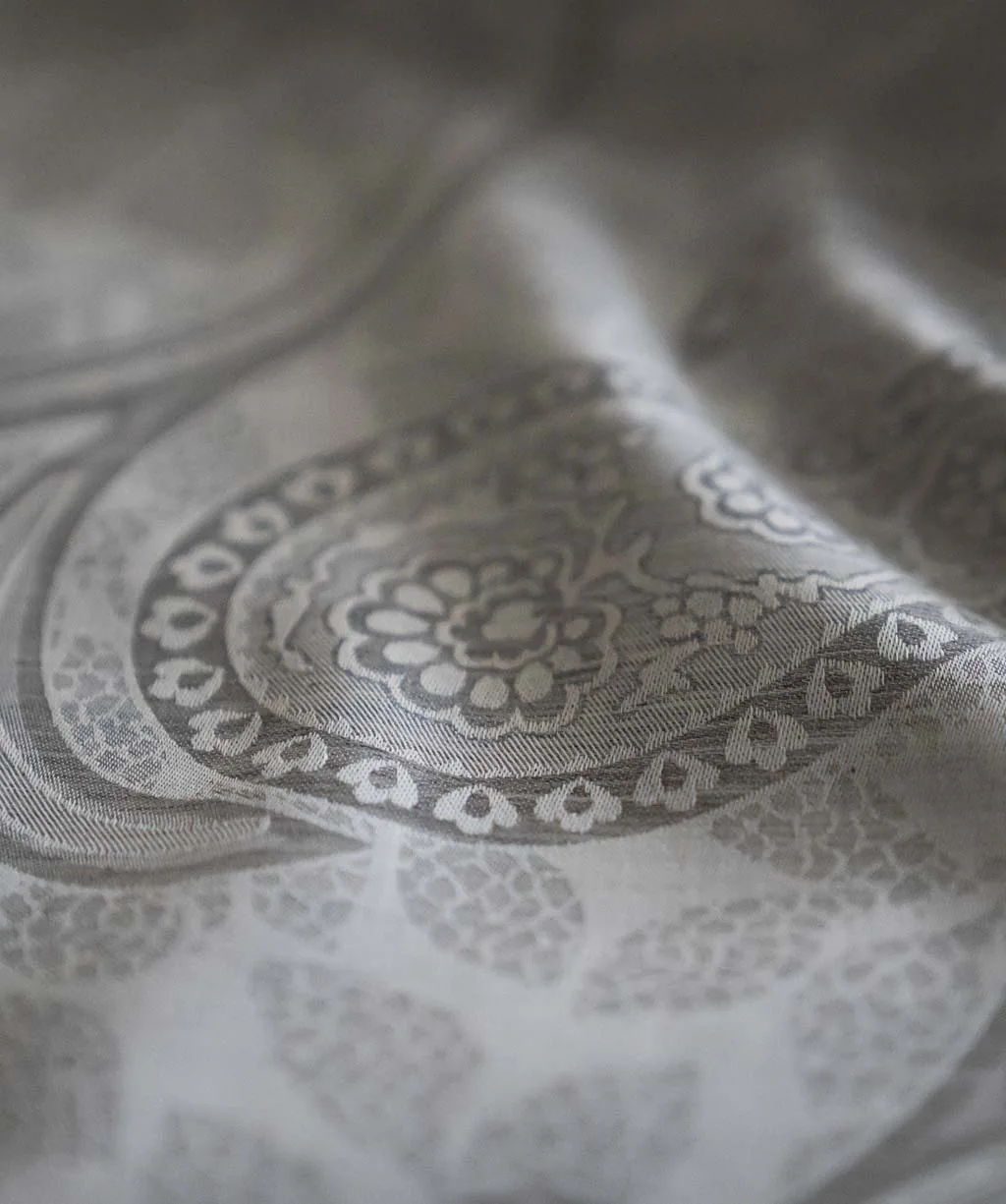 Brillant Grau – Detail 1